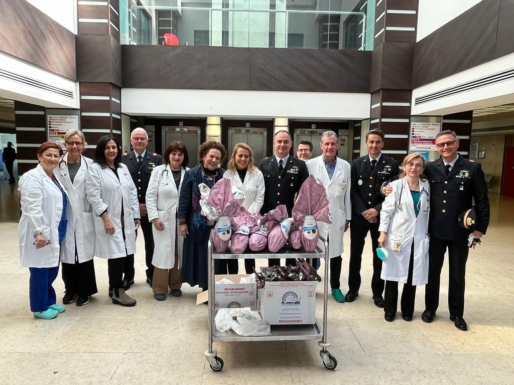 Catania, i militari di Sigonella donano le uova di Pasqua ai bimbi dell’ospedale “Garibaldi” Catania, i militari di Sigonella donano le uova di Pasqua ai bimbi dell’ospedale “Garibaldi”