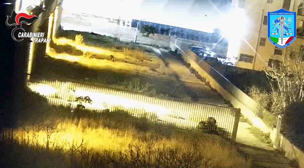 Sesso e soldi agli agenti “infedeli” in cambio di droga e cellulari in carcere: i dettagli del blitz Alcatraz