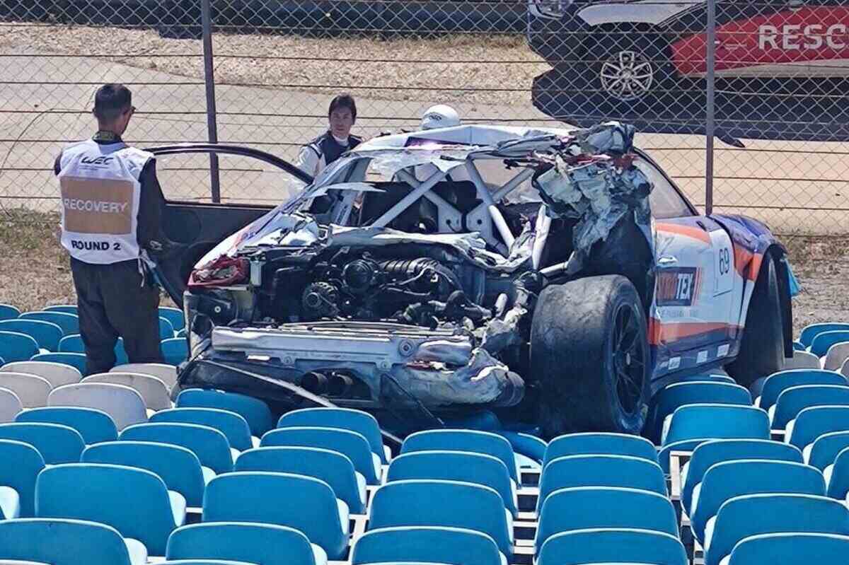 Tragedia sfiorata a Portimao durante una gara: auto finisce in tribuna – VIDEO