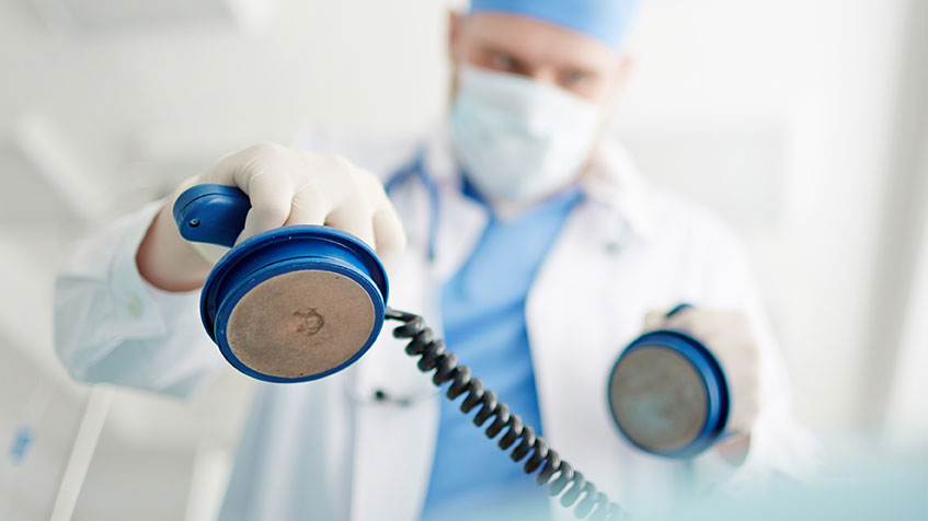 Va in arresto cardiaco al supermercato: 118 interviene con defibrillatore