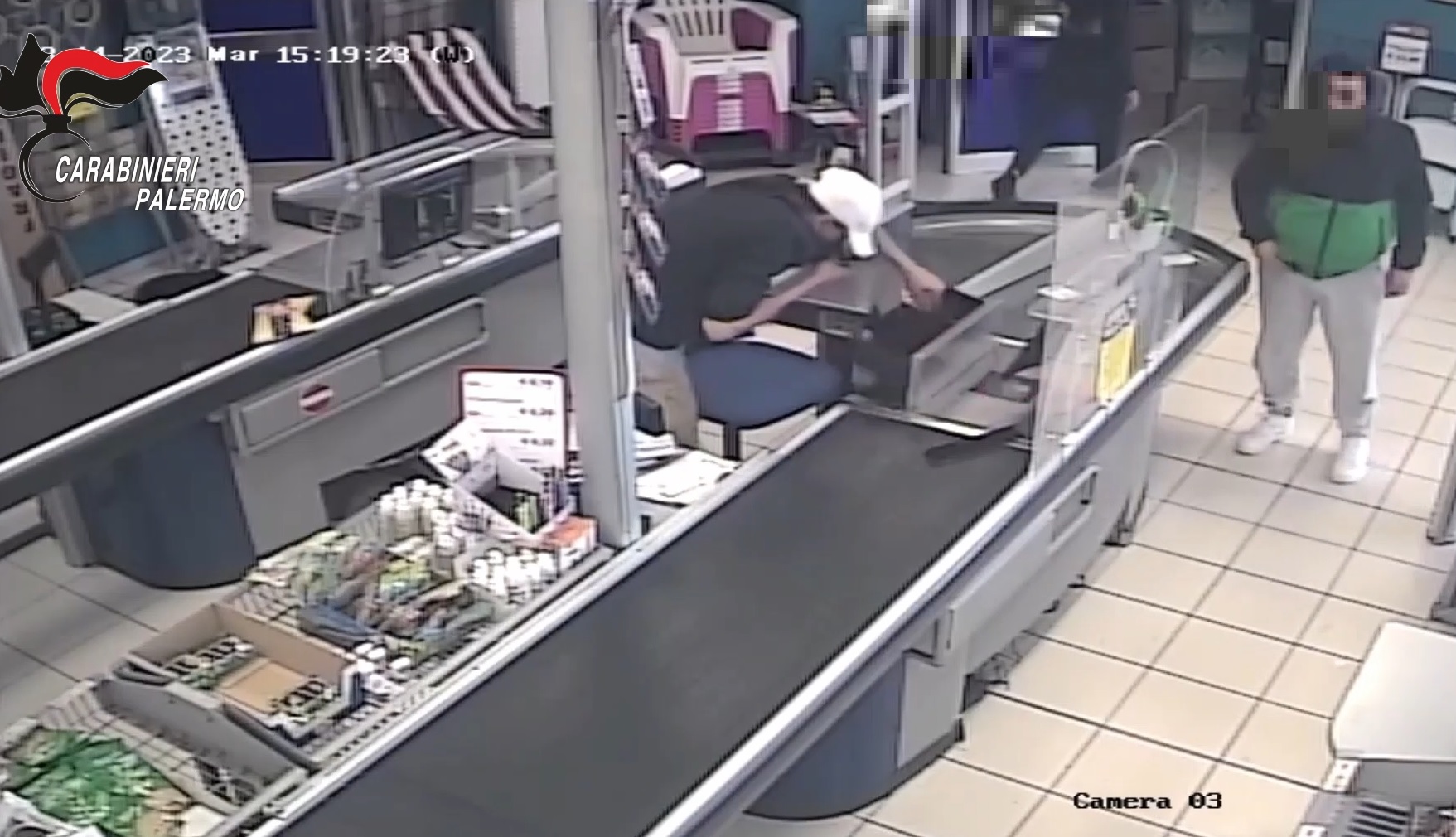 Assalto a supermercato, dipendenti minacciati con paio di forbici: due arresti – VIDEO