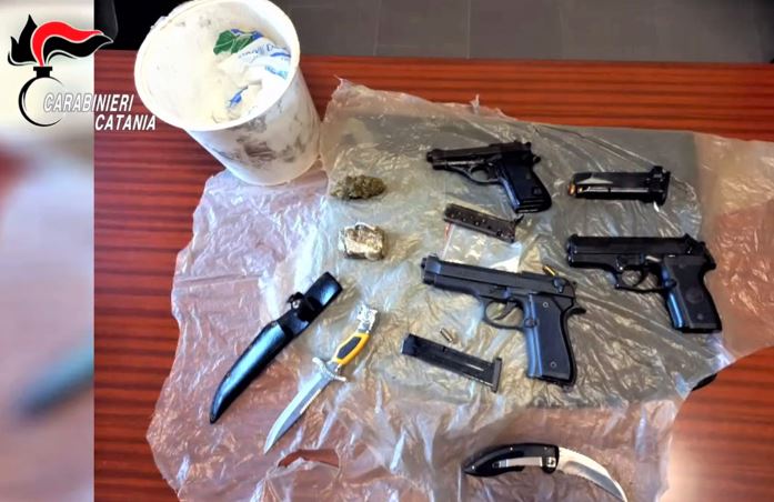 Il secchio bianco con le armi clandestine e la droga: arrestato 25enne – VIDEO