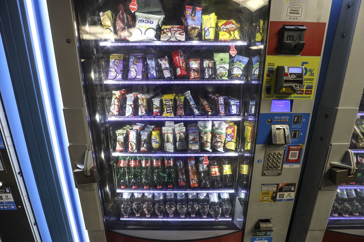 Via le macchinette dalle scuole