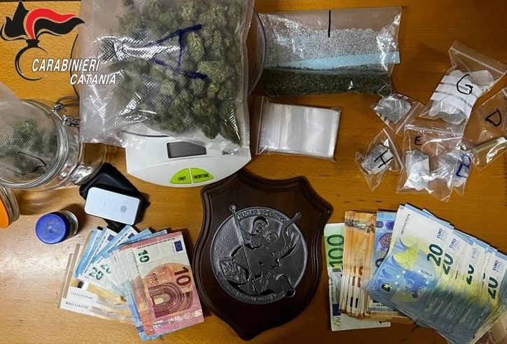 Smercio di droga a due passi dalla scuola, 17enne arrestato a Catania Smercio di droga a due passi dalla scuola, 17enne arrestato a Catania