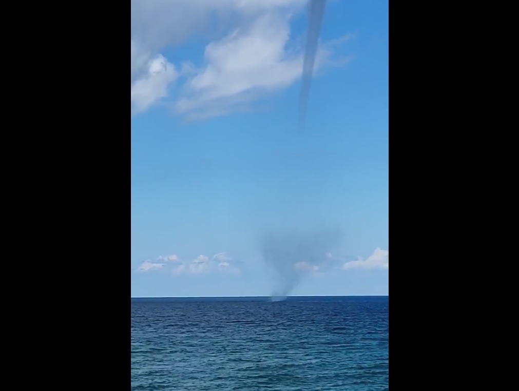 Tromba marina in Sicilia, lo spettacolo incanta i residenti della costa