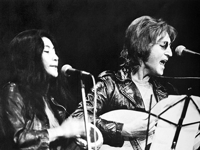 May Pang, le rivelazioni sull’amante di John Lennon e il tradimento “suggerito” da Yoko Ono