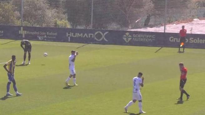 Milioni di zanzare piombano in campo: calciatori e tifosi scappano – VIDEO