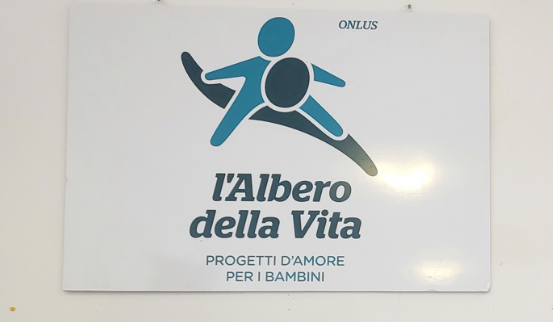 Palermo, carabinieri consegnano uova di Pasqua a bimbi quartiere Zen