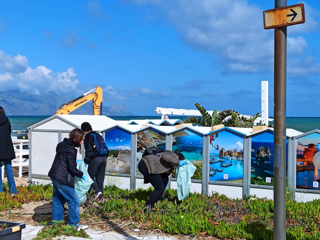 Volontari ripuliscono Alcamo Marina