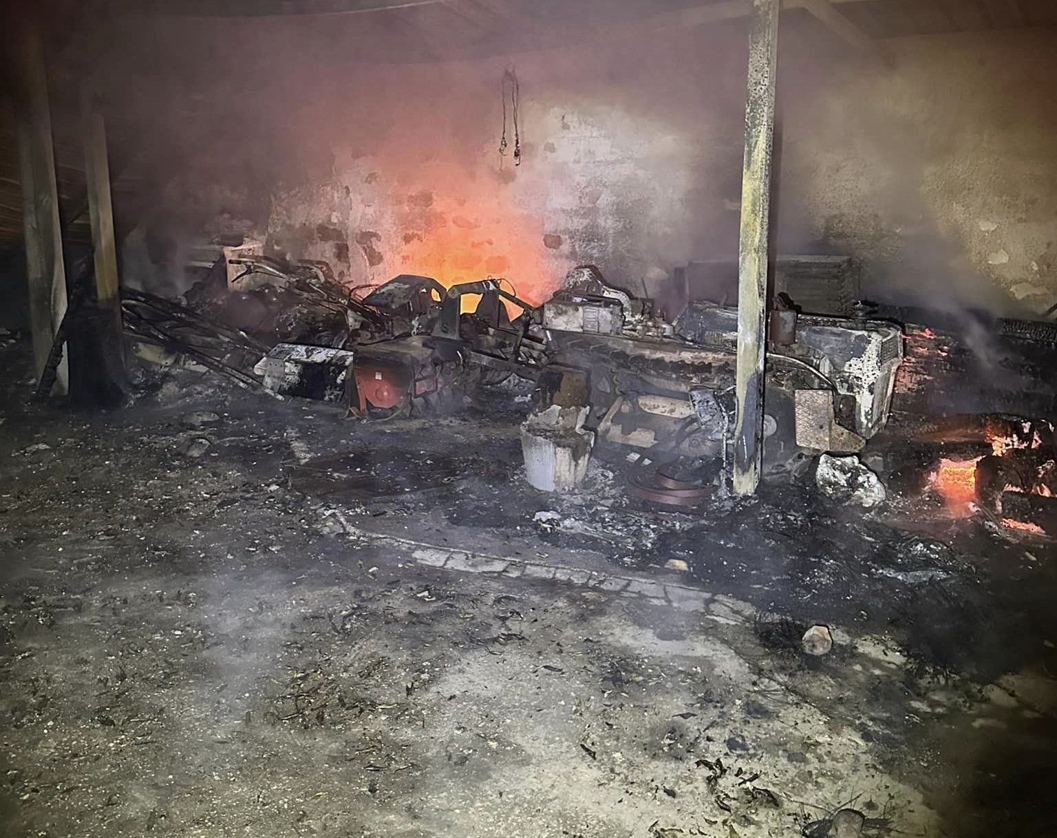 Calatafimi Segesta, incendio in deposito di bombole di gas: famiglia evacuata