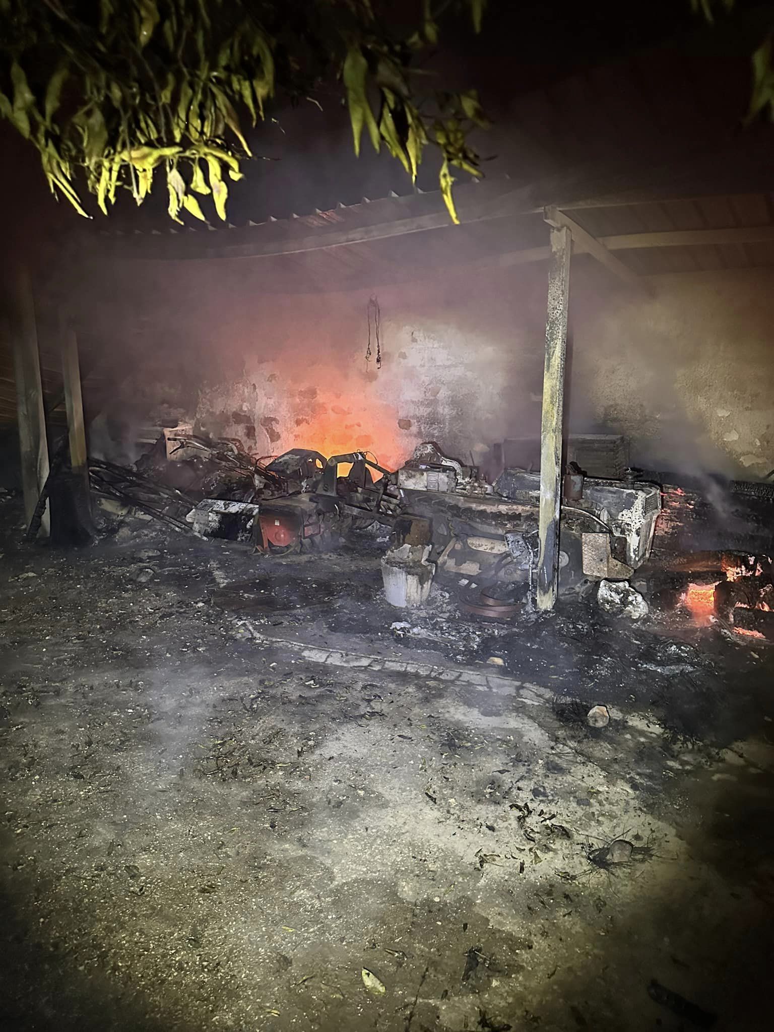 Calatafimi Segesta, incendio in deposito di bombole di gas: famiglia evacuata