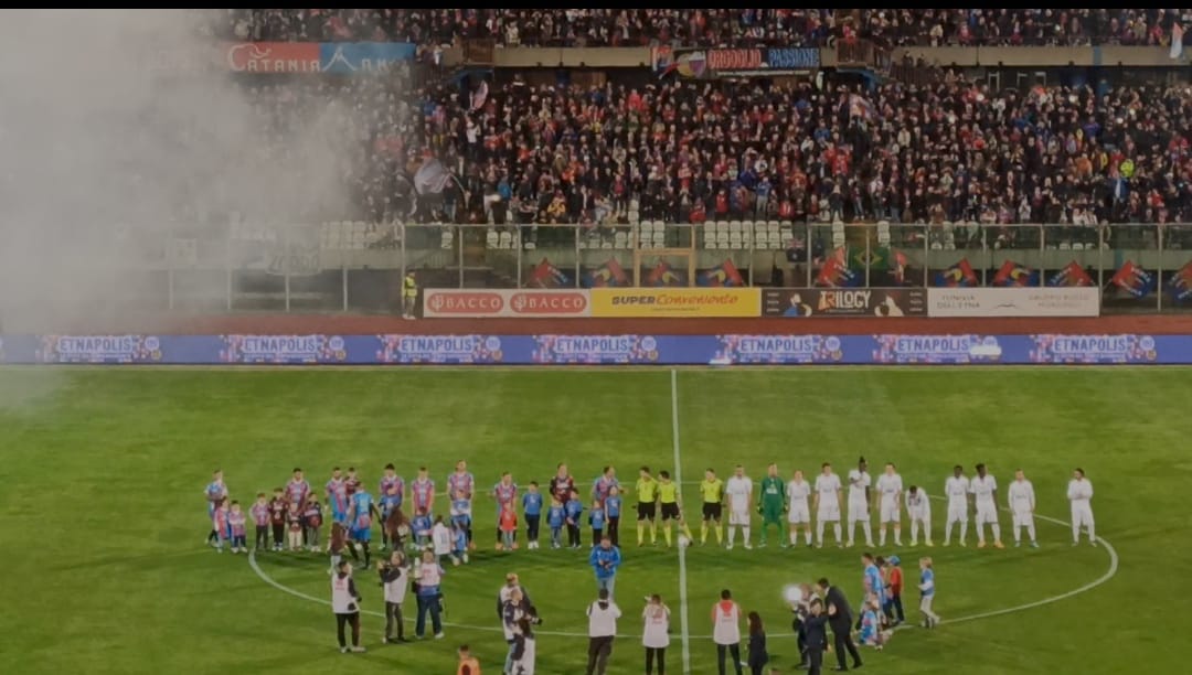 Festa Catania, lo spettacolo delle due curve all’ingresso in campo