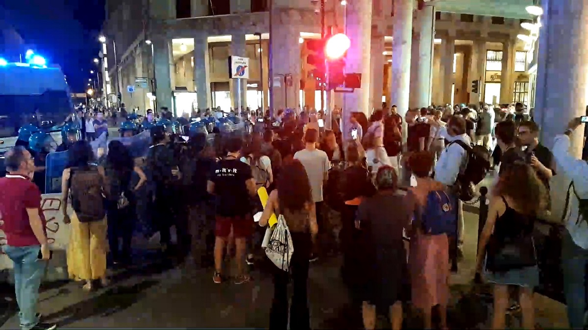 Palermo, manifestazione contro governo Meloni: lancio di uova contro banca