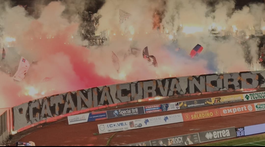 Festa Catania, lo spettacolo delle due curve all’ingresso in campo