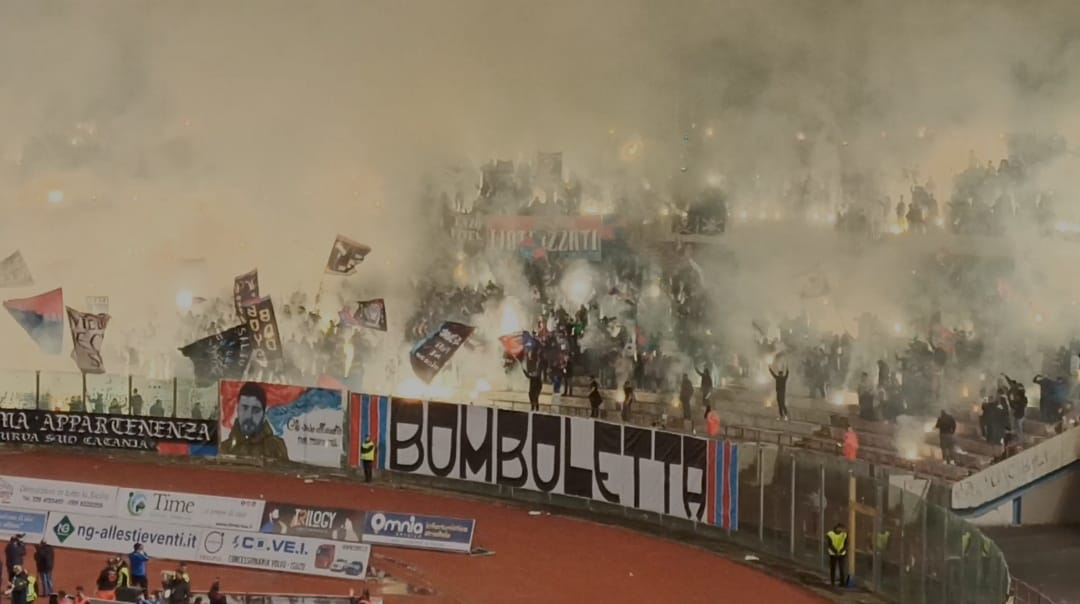 Festa Catania, lo spettacolo delle due curve all’ingresso in campo
