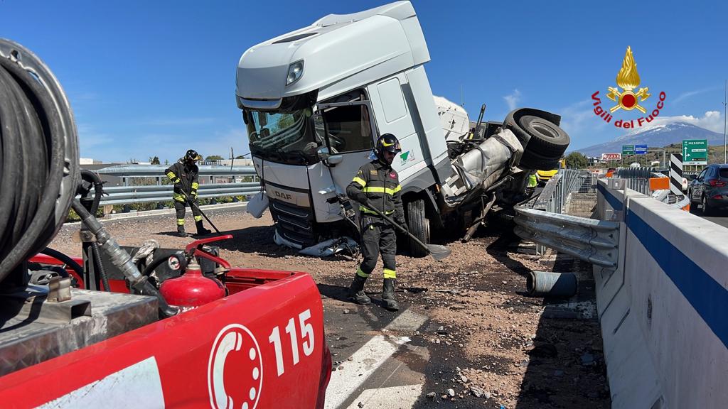 Catania, paura in tangenziale: grave incidente vicino centro commerciale “Centro Sicilia” VIDEO