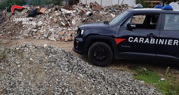 Terreno di proprietà trasformato in discarica abusiva: denunciato allevatore