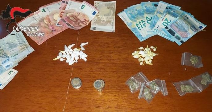 Non si fidano della vedetta e vengono “beccati” con la droga e arrestati