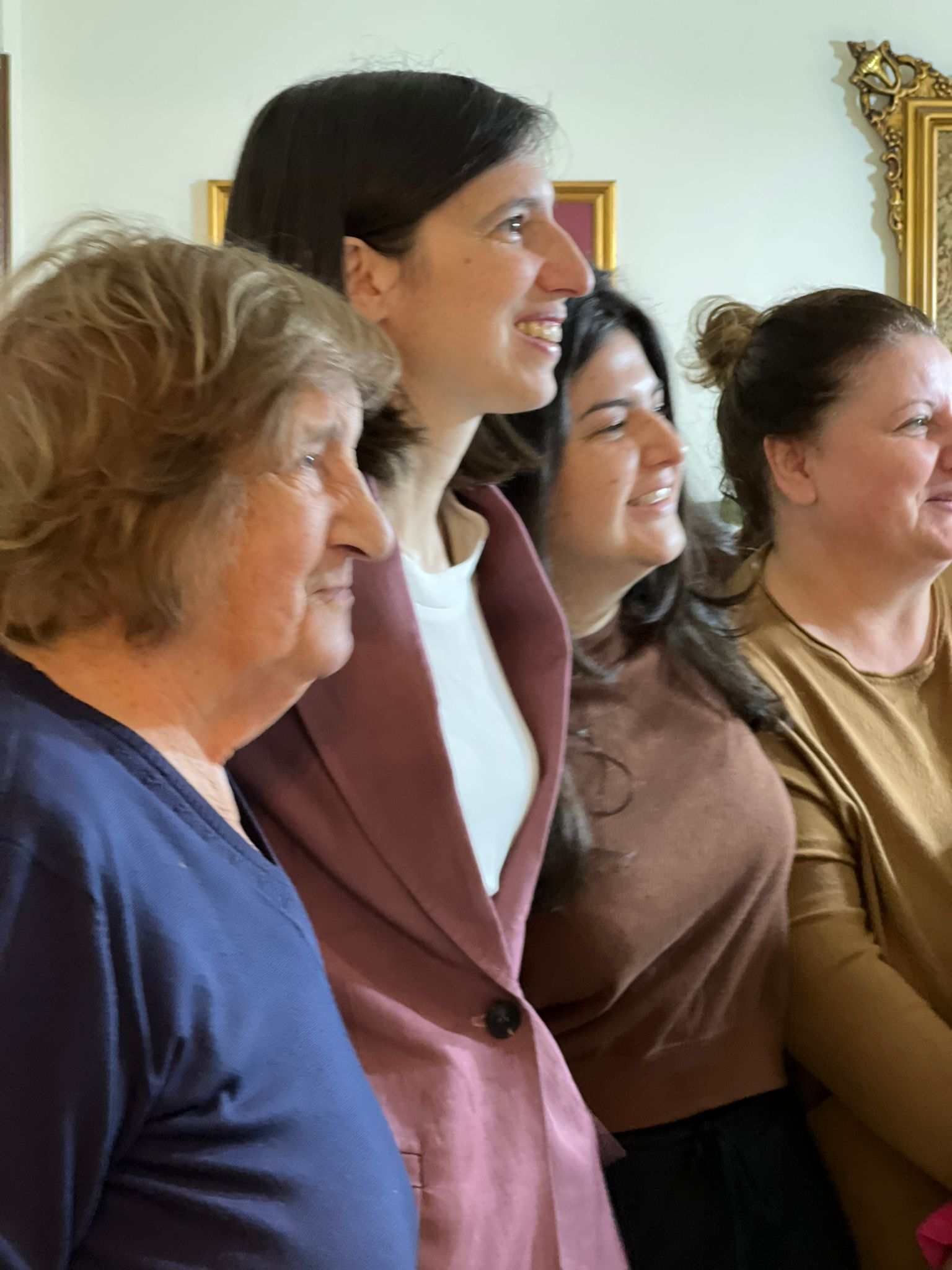 Simpatico fuoriprogramma per la Schlein, invitata in casa da palermitana per un caffè