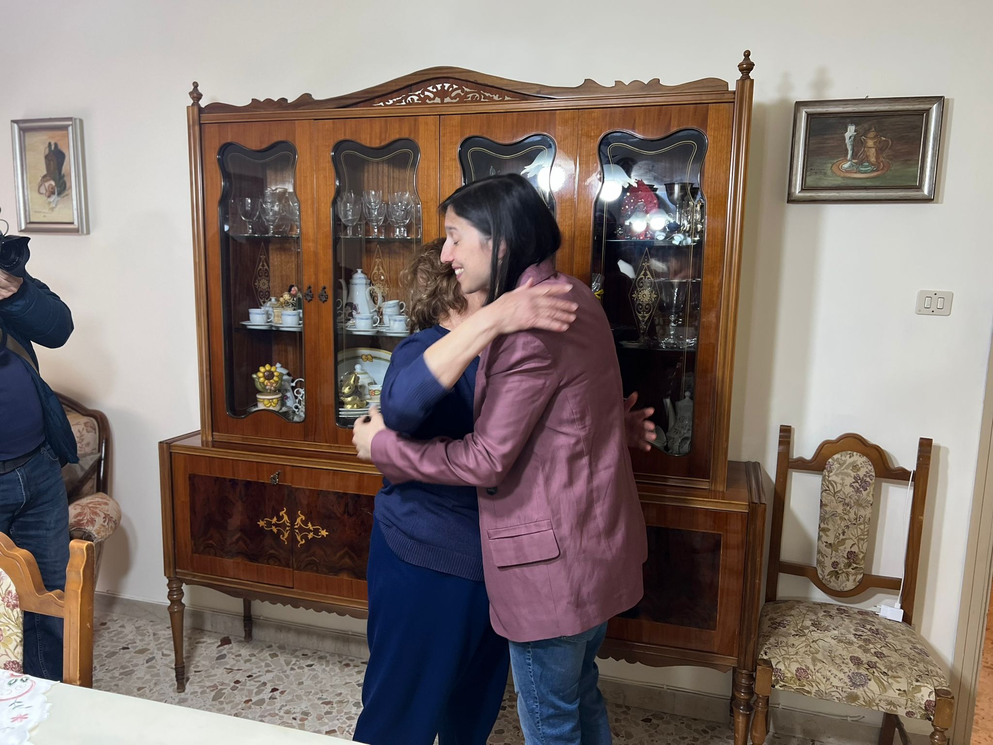 Simpatico fuoriprogramma per la Schlein, invitata in casa da palermitana per un caffè