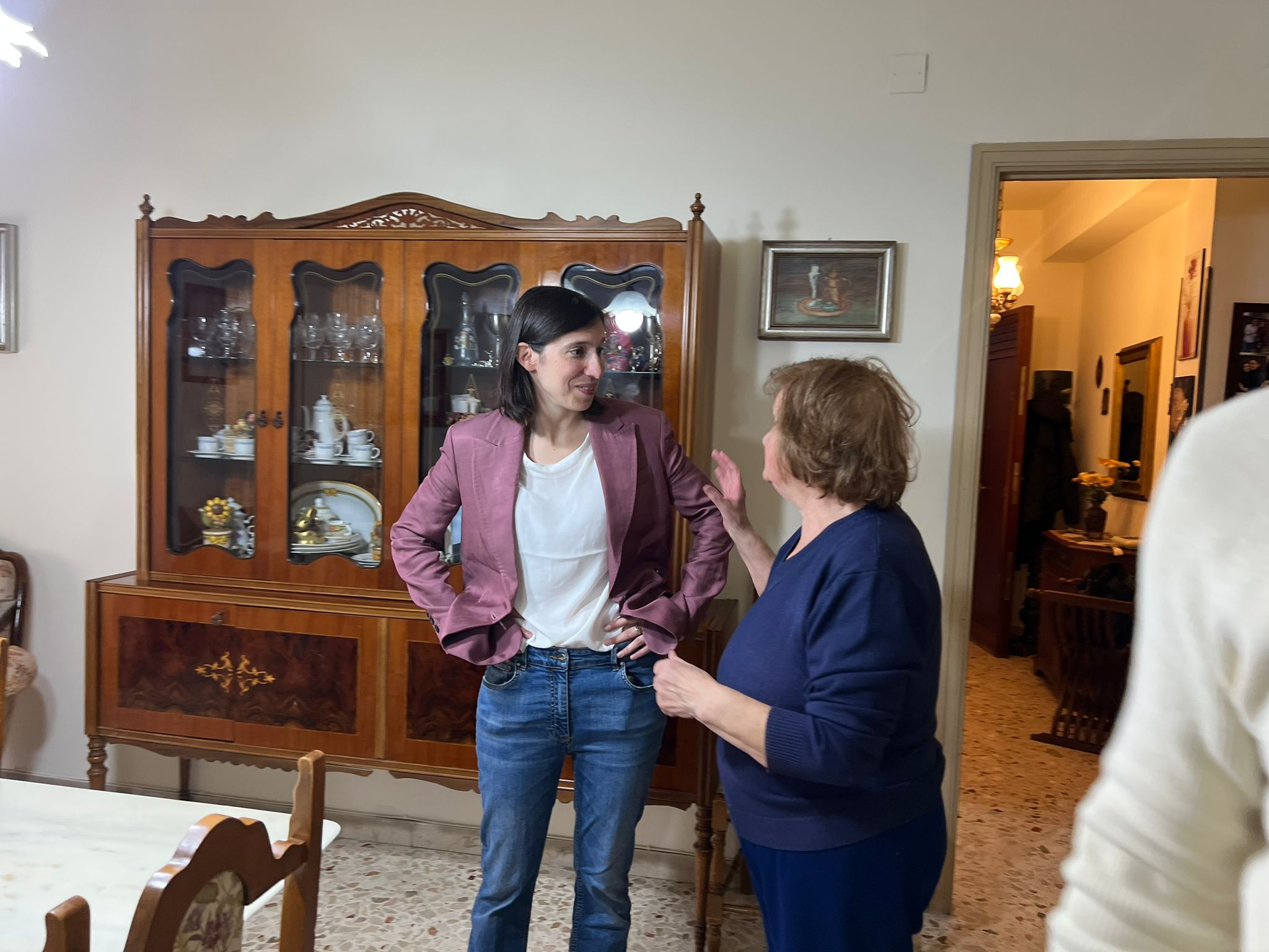 Simpatico fuoriprogramma per la Schlein, invitata in casa da palermitana per un caffè