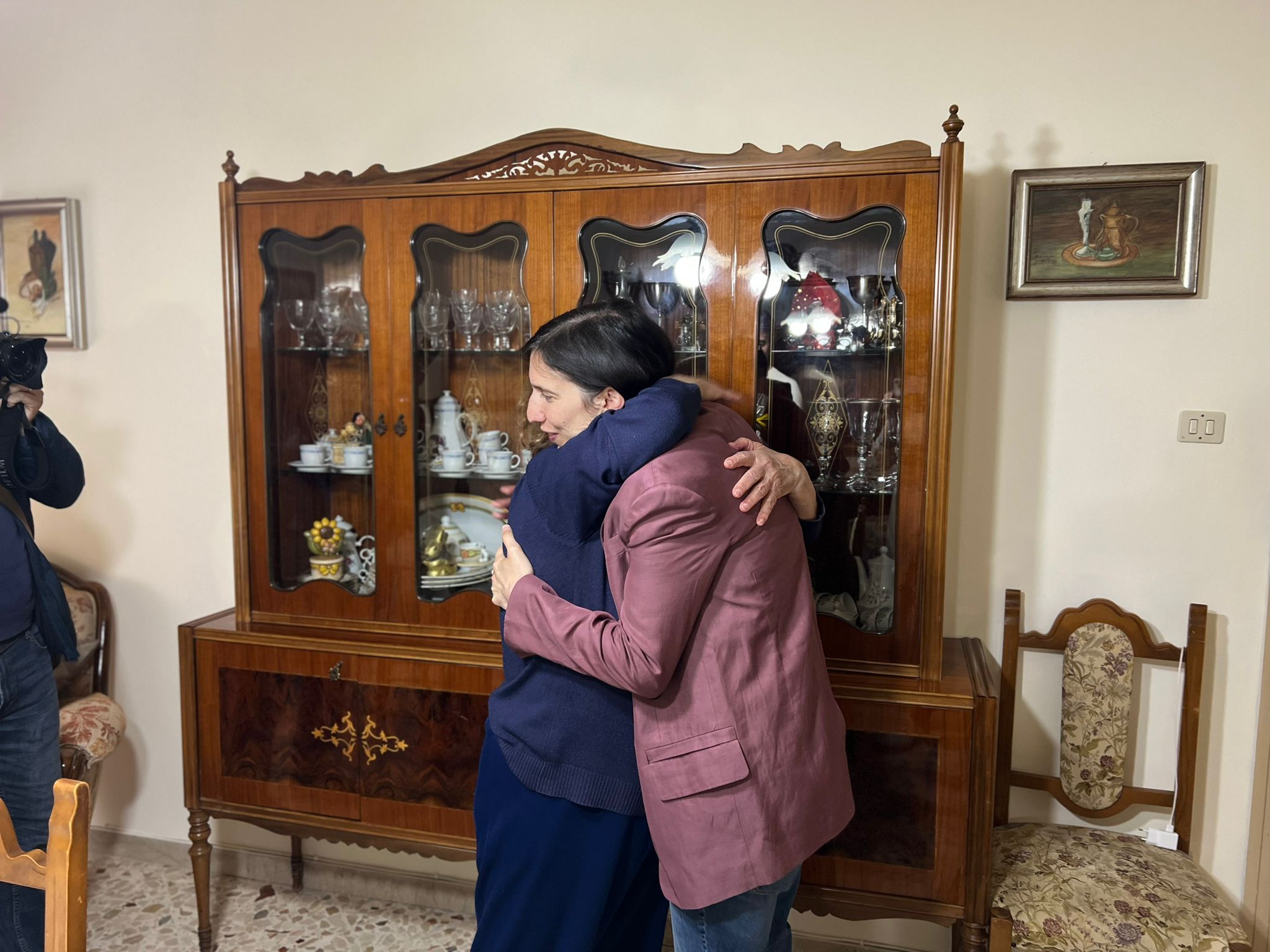 Simpatico fuoriprogramma per la Schlein, invitata in casa da palermitana per un caffè