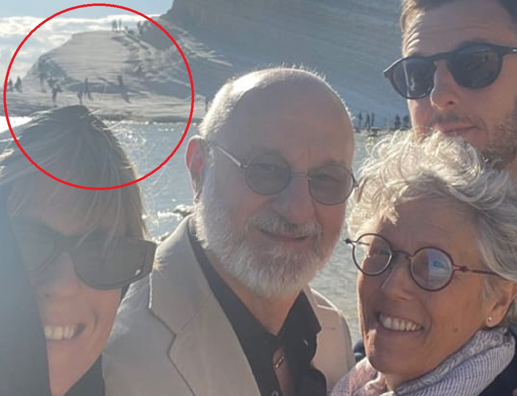 Federica Pellegrini, selfie ironico alla Scala dei Turchi: “Il vietato accesso è per tutti?”