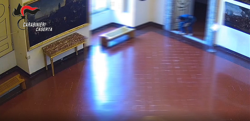 Ruba piastrella da pavimento Reggia di Caserta, denunciato 42enne