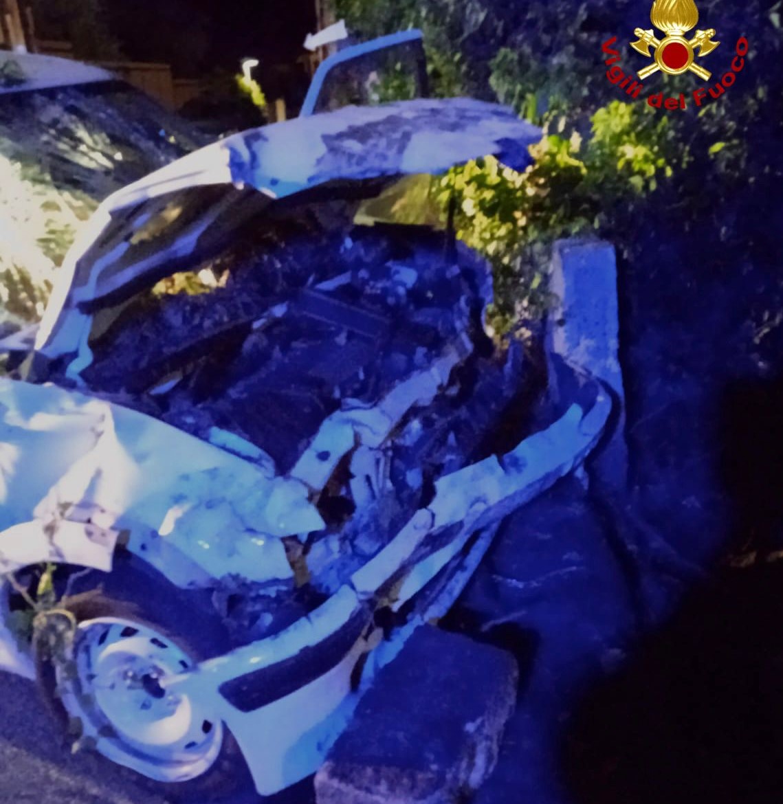Viagrande, auto sfonda muro: conducente soccorso e trasportato in ospedale