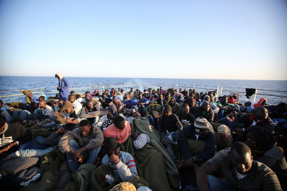 Migranti: sbarchi a raffica a Lampedusa, oltre 1.200 in hotspot