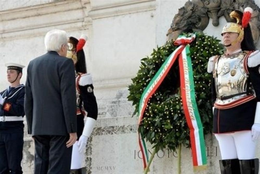 25 Aprile, l’omaggio del presidente Mattarella all’Altare della Patria