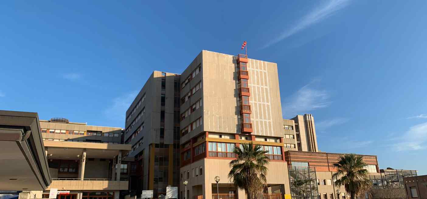 Lavori in ospedale, operaio cade da un’impalcatura e muore: indagini in corso