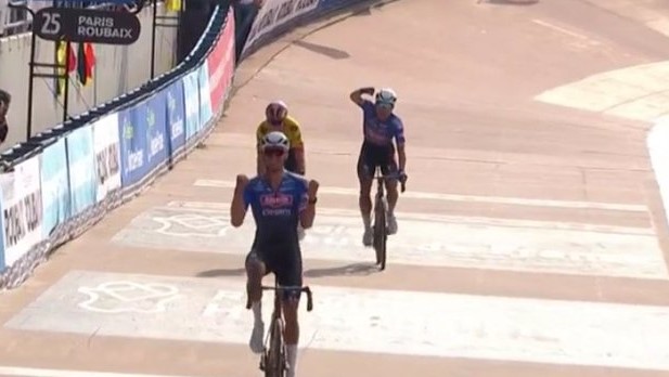 Parigi-Roubaix, vince l’olandese Van der Poel vince: sesto posto per Ganna