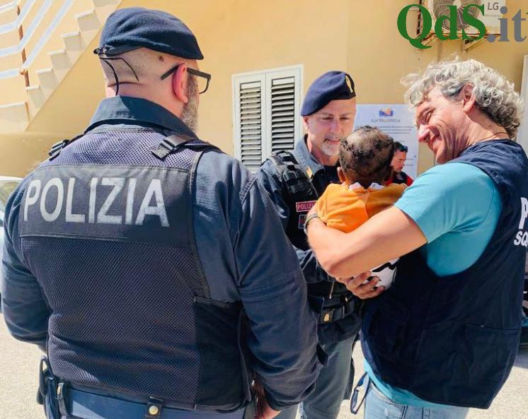 Lampedusa, perde la mamma in naufragio: il piccolo Ismaele accudito dai poliziotti