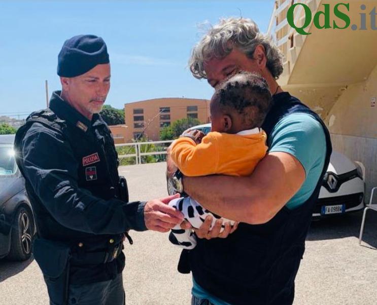 Lampedusa, perde la mamma in naufragio: il piccolo Ismaele accudito dai poliziotti