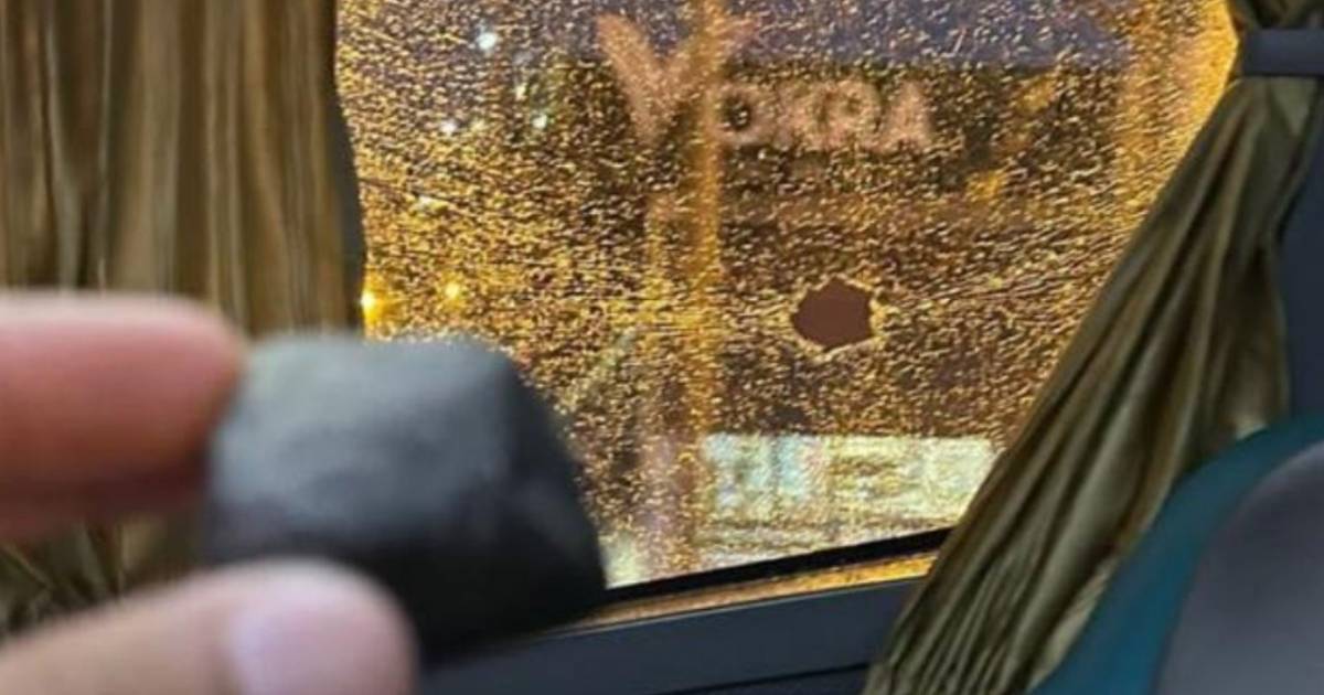 Follia in Argentina: tifosi scambiano pullman e prendono a sassate quello della propria squadra -VIDEO