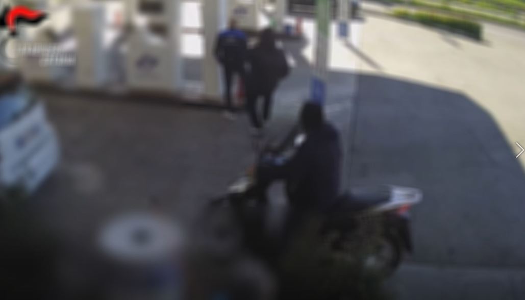 “Se chiami il 112, ti ammazziamo la famiglia”, violenta rapina al distributore – VIDEO