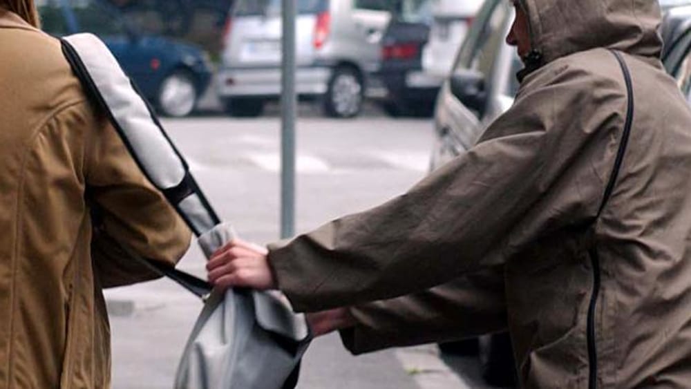 Porto Empedocle, malvivente scippa anziana in pieno centro e si dà alla fuga
