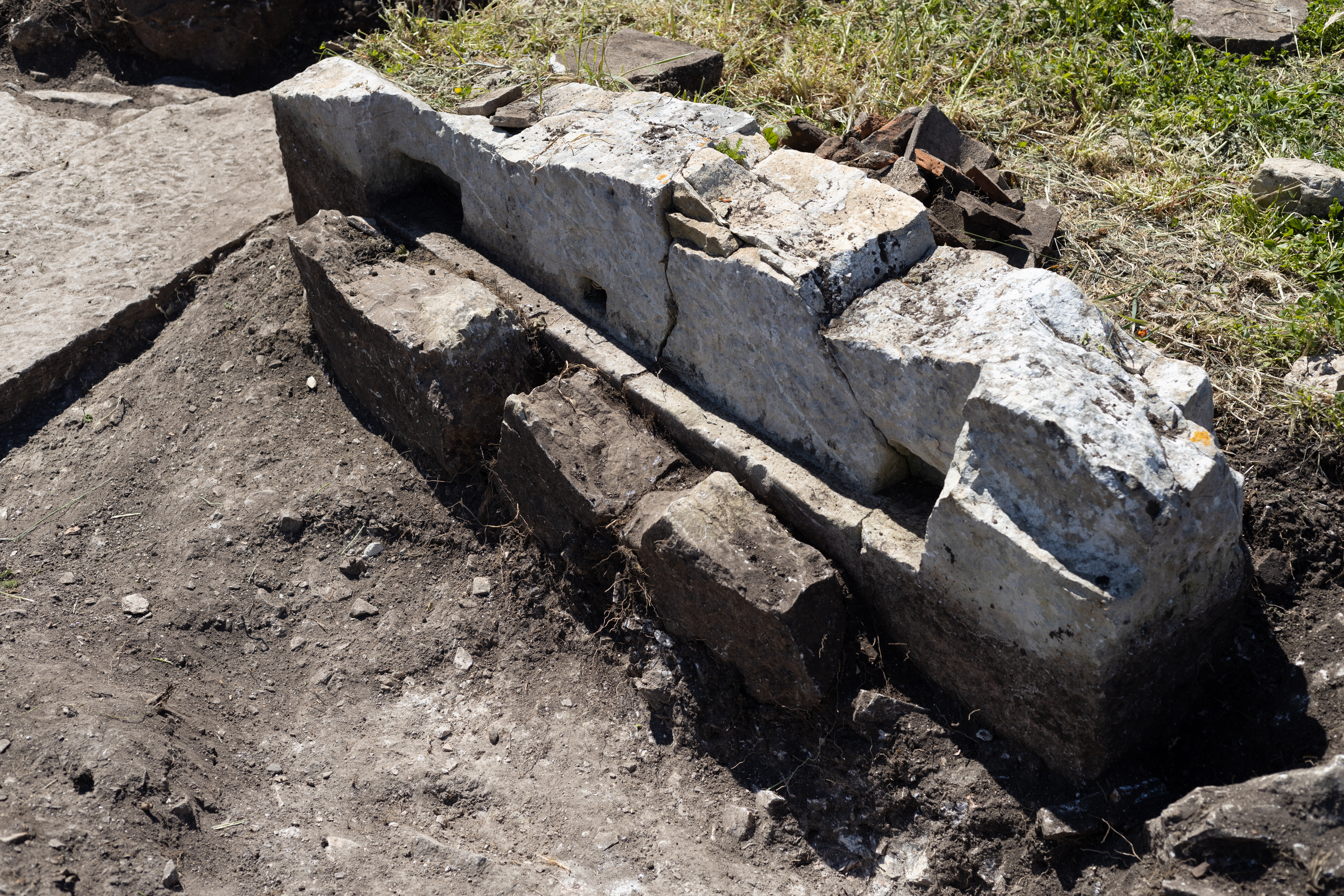 Archeologia, scoperta la strada lastricata dell’antica Segesta