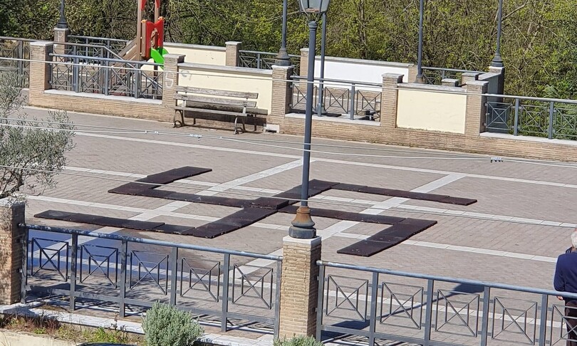 Nella piazzetta compare una grossa svastica: bravata o gesto simbolico?