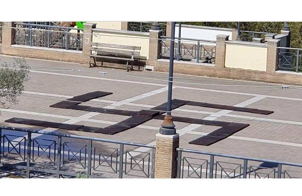 Con tappetini in gomma disegnano svastica nella piazzetta di un parco