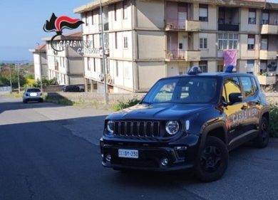 Tentato omicidio, accoltella l’ex 24enne davanti ai figli piccoli e fugge: arrestato