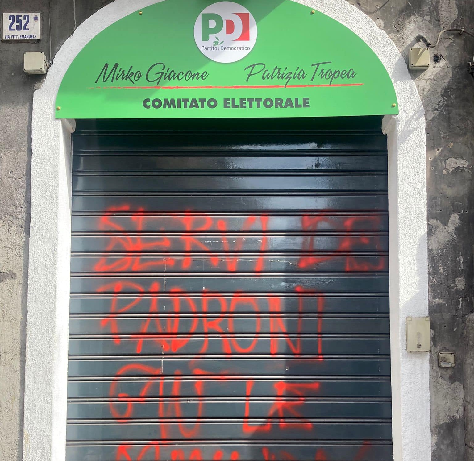 Saracinesca imbrattata e bandiere bruciate: atti vandalici nel comitato del Pd