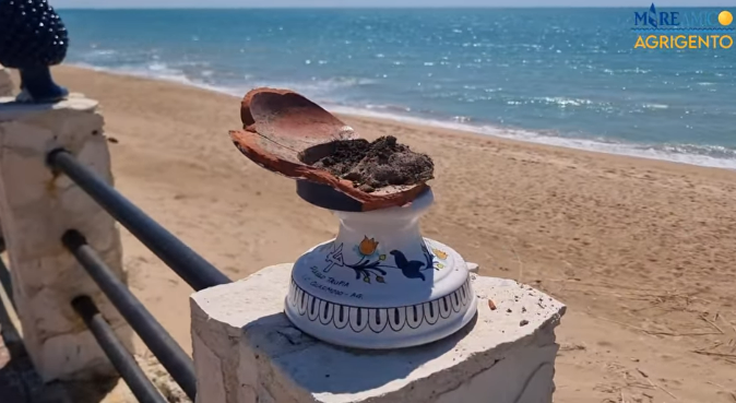 Vandali in azione ad Agrigento, distrutti vasi decorativi sul lungomare di San Leone