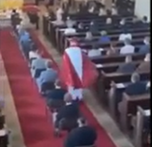 Vescovo si presenta a messa… Su un monopattino: fedeli divertiti