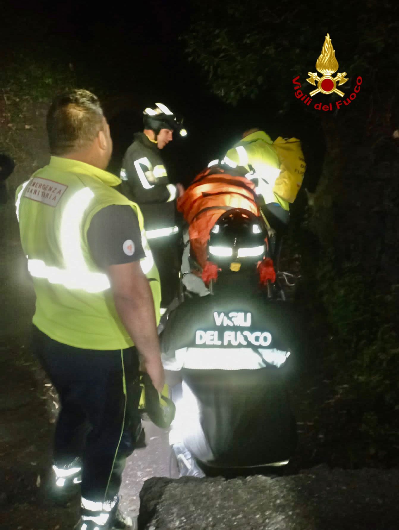 Acireale, vigili del fuoco soccorrono una turista tedesca sul Sentiero Acquegrandi Acireale, vigili del fuoco soccorrono una turista tedesca sul Sentiero Acquegrandi