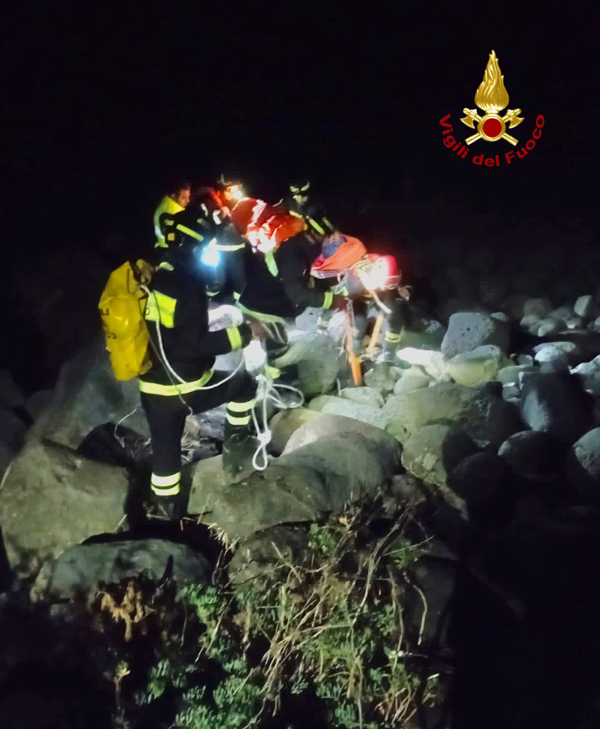 Acireale, vigili del fuoco soccorrono una turista tedesca sul Sentiero Acquegrandi Acireale, vigili del fuoco soccorrono una turista tedesca sul Sentiero Acquegrandi