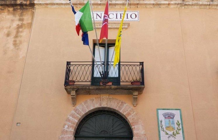 San Vito Lo Capo, per protesta tenta di darsi fuoco davanti il Comune