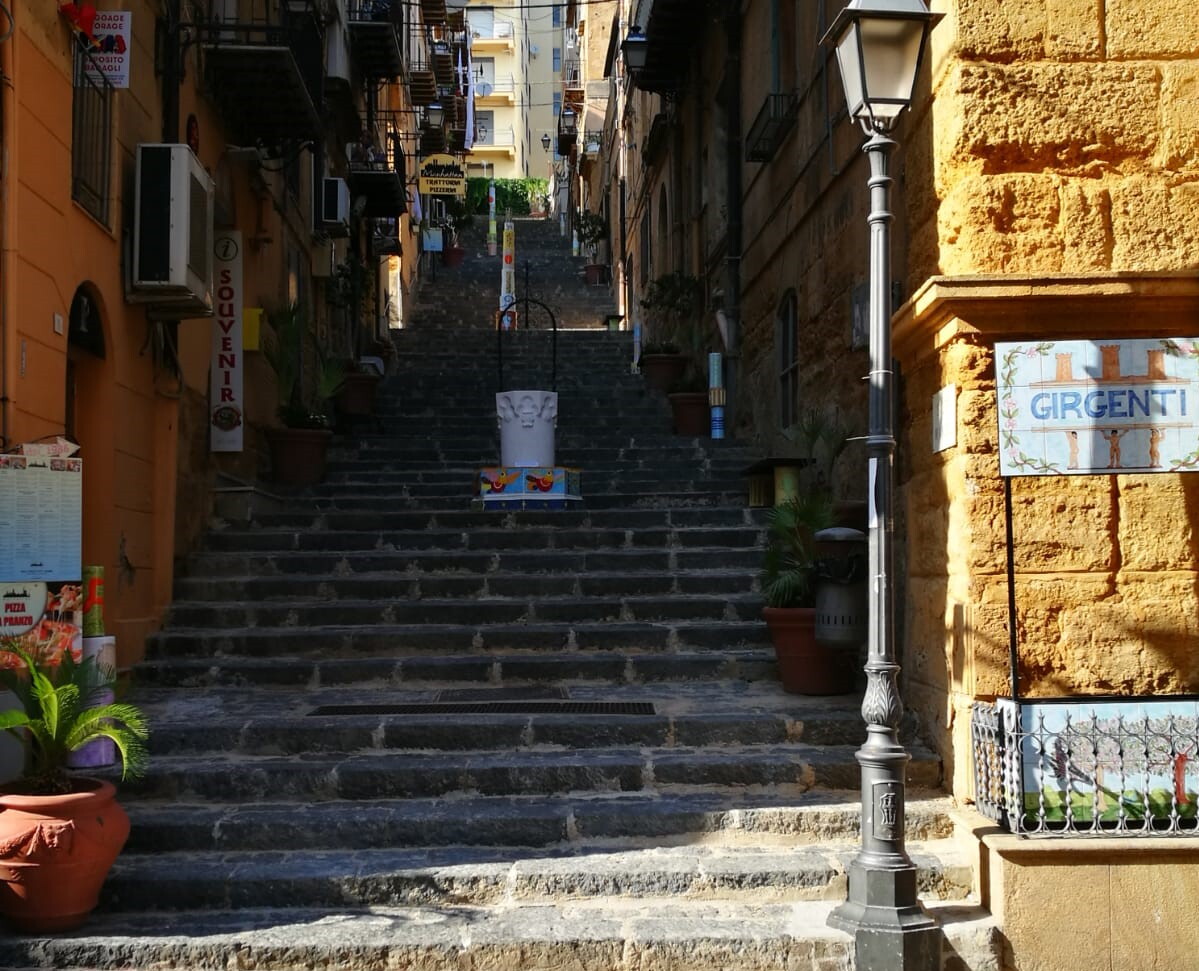 Giù con l’auto per una scalinata del centro di Agrigento: disavventura per turisti americani