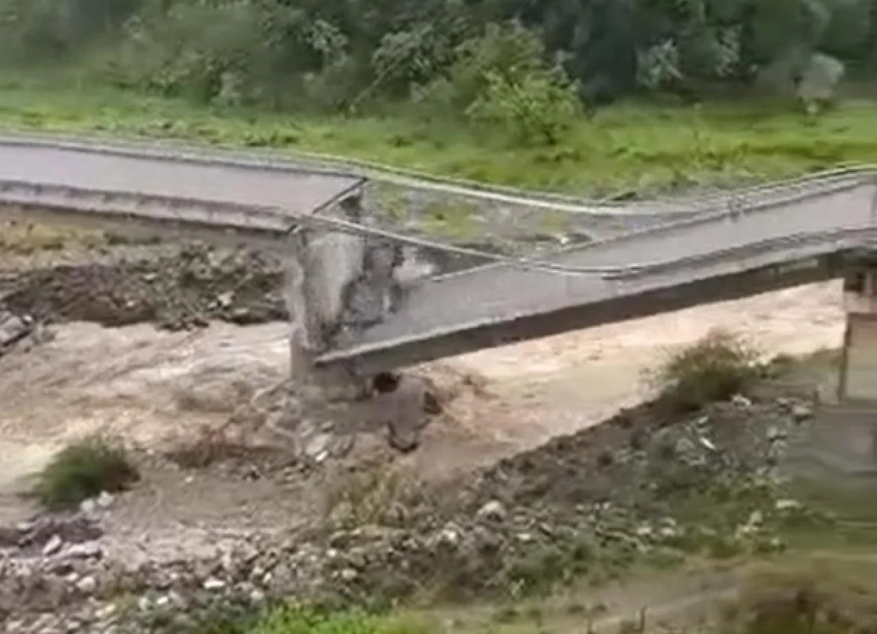 Il maltempo flagella la Calabria: collassato un ponte, Occhiuto: “Tragedia sfiorata” VIDEO